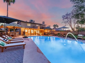 Tiki Paradise w Htd Pool Putt Grn Tiki Bar