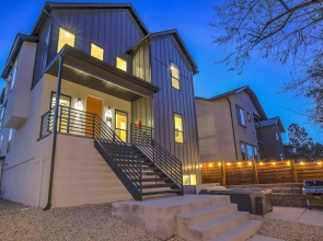 6bd3.5ba🌟downtown Modern Luxury W/hot Tub🌟