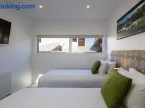 Mountain Vista - recently renovated beautiful home with spa pool