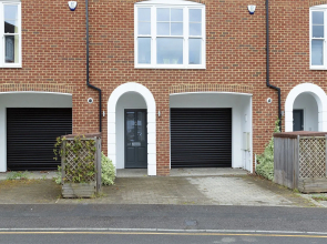 Immaculate Central Windsor Town House