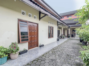 Capital O 93716 Family Guesthouse Syariah