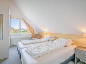 Charming Villa With Spacious Garden on the Water