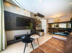 303M - Luxuoso apartamento poucos metros do mar em Bombas