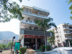 OYO 10499 Hotel Shiv Shakti