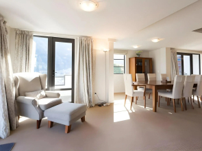 Modern Queenstown Apartment & Great Lake Views