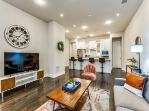 Cozysuites Uptown 3BR King Beds Skyline View