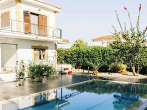 Villa for 9 Guests, Pool, Parking, Walk to Beach