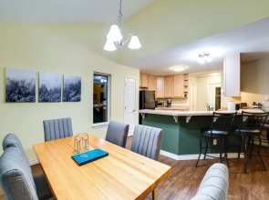 62SL - Hot Tub - WiFi - Fireplace - Pets Ok - Sleeps 6