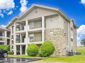 Home on the Golf Range - Holiday Hills Branson - Golf Resort - Outdoor Pools