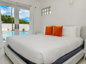 Ocean Front 7-bedroom 7-bath Sunset Views Malmok!