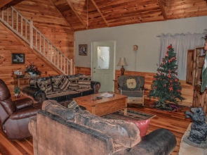 Riverbend Reserve' Cabin w/Pvt Yard+Fire Pit