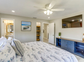 Private Hot Tub: Breezy Seminole Stay!