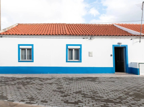 House with 2 Bedrooms in Lourinhã, with Wifi