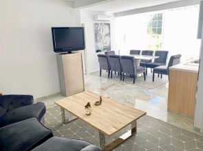 La Sala - Shabby Chic Bungalow in 5 min Walk From the Puerto Banus Beaches