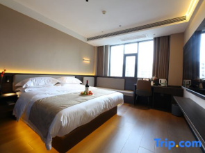 Xuchang Three Kingdoms Hotel (Pang Donglai Times Square Caowei Ancient City Branch)