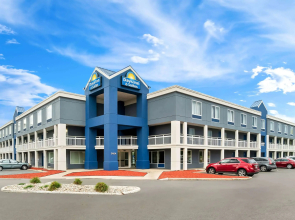 Days Inn & Suites by Wyndham Warren