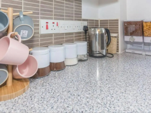 BrumStay UK - 4 Bed House with Garden, Parking and Fibre Broadband with speed upto 250mbps