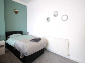 Lovely 2-bed Downstairs Apartment