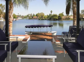 Luxury 4-Bedroom Lakefront Villa with Boat near Laguna Beach and Irvine