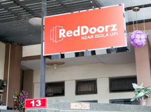 RedDoorz Plus near Isola UPI