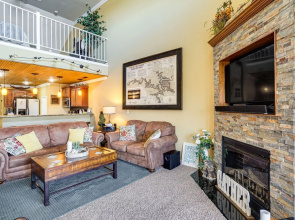 Lakefront Camdenton Condo: Grill & Community Pool
