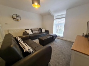 Perfect Location 3 Bed Serviced apartment with Bike Storage for BPW. Close to Brecon Beacons