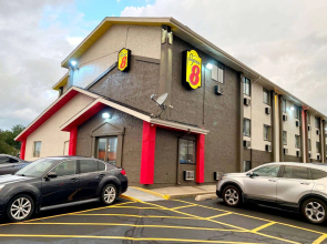 Super 8 by Wyndham Cedar Rapids