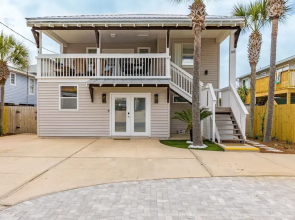 Destin Dolphin by Avantstay 2 Mins Walk To Beach w Pool Large Outdoor Entertaining Area