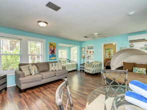 Cottage Haven-one Minute Walk To The Beach-private Yards-keyless Locks