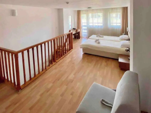 1 Bed Homey Two Floor Apartment - 200mbps Wi-fi!