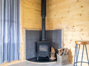 New Stunning Lake View Log Cabin With Hot Tub