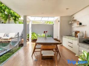 Stylish Tropical Villa 2 Br , Canggu , 400m To Finn Beach
