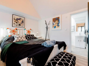 Large Modern 2 Bedroom Queen Street Apartment