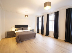 Sanders King - Smart 4-bdr Apt in City Center