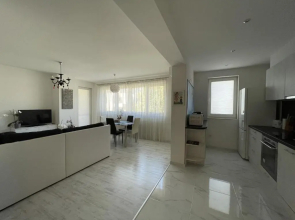 Bright & Spacious 1BD Flat with a Cute Balcony