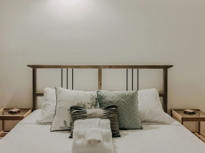 18sll - Newly Remodeled - Sleeps 4 - Fireplace - W/d 1 Bedroom Condo by Redawning