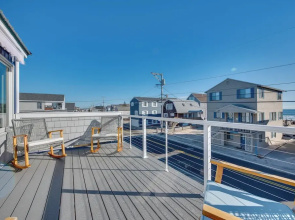 Wells Beach House w/ Ocean-view Deck
