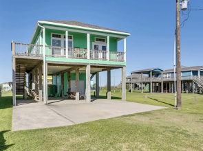 Walk to Shore: Crystal Beach Coastal Home!