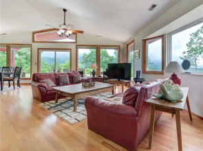 High Cotton 3 Bedroom Home with Hot Tub