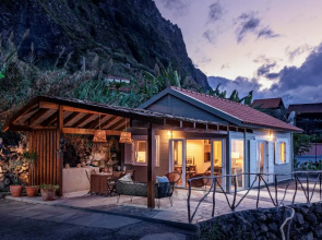 Casa da Rocha de Baixo by An Island Apart