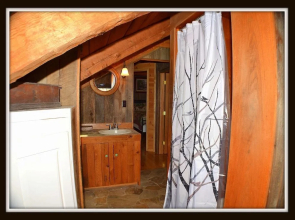 Logged Inn - 3 Br cabin by RedAwning