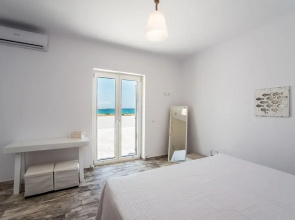 Funky holiday home with pool, next to the beach by VillaRentalsgr
