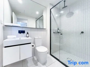 Elegant 2BR Skyline Apt Free Parking