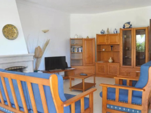 Spacious 4 Bedroom Villa, Private Pool, Free air Conditioning and Wifi