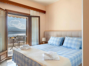 Alexandra's Cozy Sea View Apartment