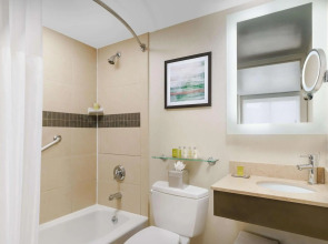 GreenTree Inn & Suites Phoenix Sky Harbor