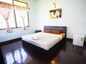 The Gallery 24 Art Cafe Guesthouse - Hostel