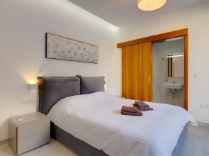 Superlative Apartment With Valletta and Harbour Views