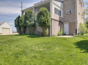 3 Mi to Downtown: Pittsburgh Home w/ Balcony!