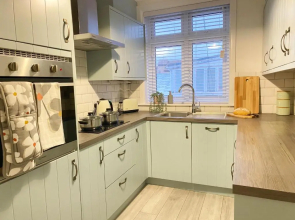 Coastal Breeze - Beautiful two bedroom apartment with free parking near local beaches